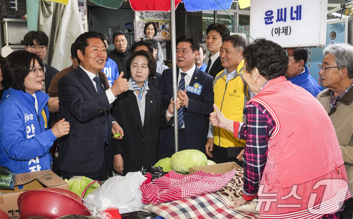 (안성=뉴스1) 김영운 기자 = 정청래 더불어민주당 대표와 추미애 경기도지사 후보가 27일 경기도 안성시 중앙시장을 방문해 상인들과 인사를 하고 있다. (공동취재) 2026.4.2 …