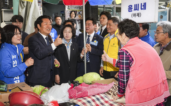 안성 중앙시장 상인들과 인사 나누는 정청래 대표와 추미애 후보