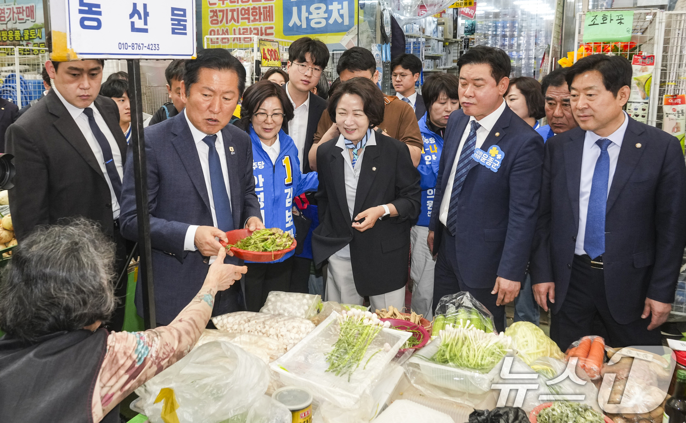 (안성=뉴스1) 김영운 기자 = 정청래 더불어민주당 대표와 추미애 경기도지사 후보가 27일 경기도 안성시 중앙시장을 방문해 상인들과 인사를 하고 있다. (공동취재) 2026.4.2 …