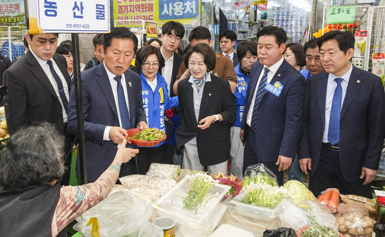 안성 중앙시장 상인들과 인사 나누는 정청래 대표와 추미애 후보