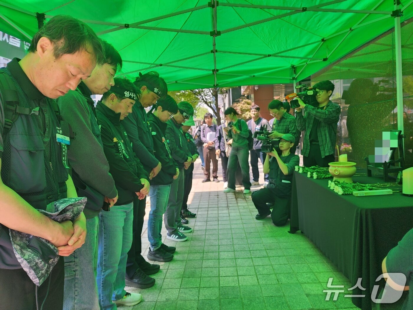 본문 이미지 - 27일 서울시 강남구 BGF 리테일 본사 앞에 마련된 사망 노동자의 분향소에서 조합원들이 고개를 숙이고 추모하고 있다. 2026..04.27/ⓒ 뉴스1 권진영 기자