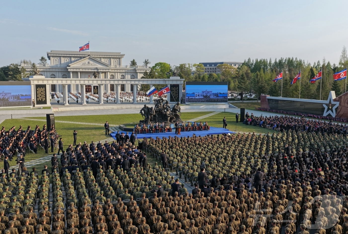 (평양 노동신문=뉴스1) = 북한 노동당 기관지 노동신문은 27일 "해외군사작전 전투위훈기념관 준공식이 26일 평양에서 진행됐다"며 참전 군인들의 공적과 희생을 기리는 기념관 건립 …