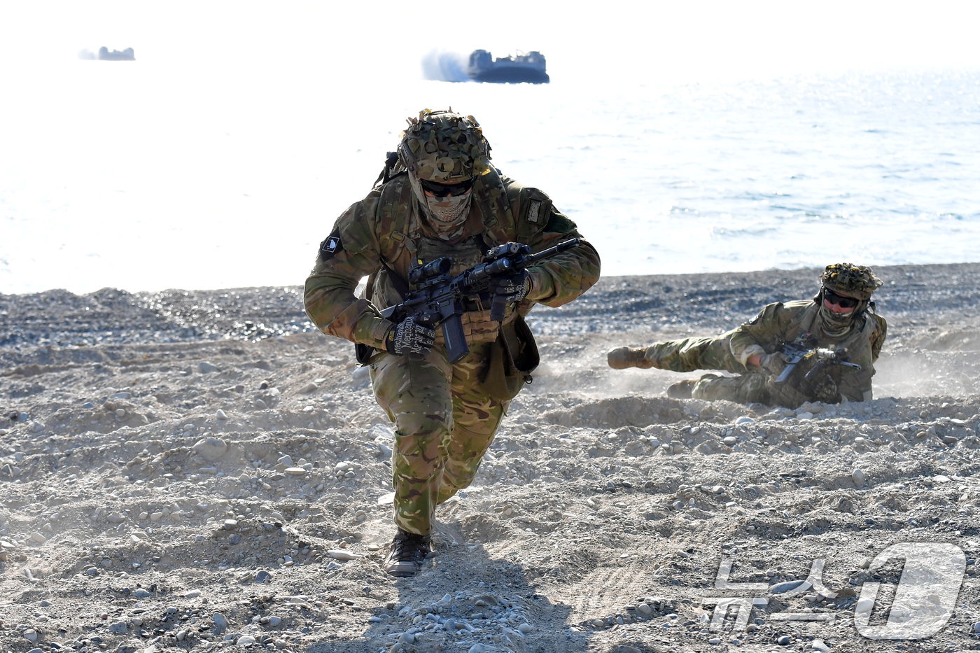 (포항=뉴스1) 최창호 기자 = 27일 오전 경북 포항시 송라면 해안에서 실시된 2026년 해병대 연합상륙훈련에서 해병대상륙돌격장갑차로 해안에 상륙한 뉴질랜드 육군이 돌격하고 있다 …