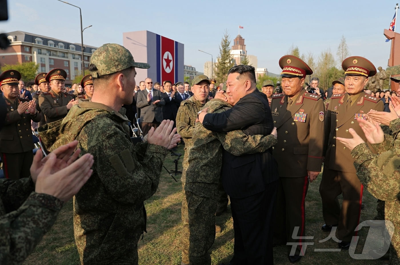 (평양 노동신문=뉴스1) = 북한 노동당 기관지 노동신문은 27일 "해외군사작전 전투위훈기념관 준공식이 26일 평양에서 진행됐다"며 참전 군인들의 공적과 희생을 기리는 기념관 건립 …