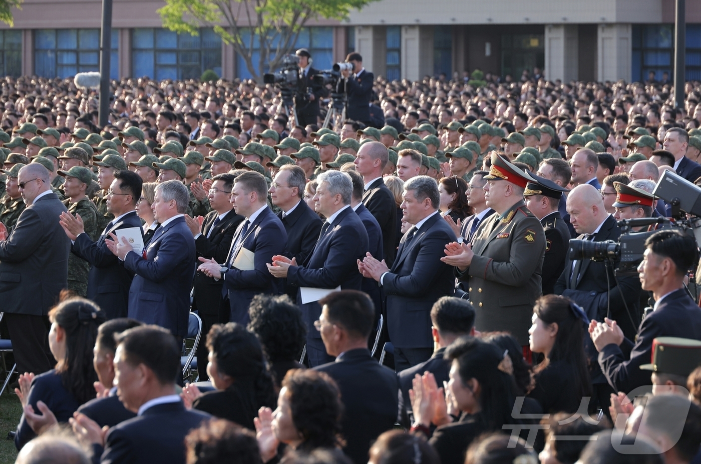 (평양 노동신문=뉴스1) = 북한 노동당 기관지 노동신문은 27일 "해외군사작전 전투위훈기념관 준공식이 26일 평양에서 진행됐다"며 참전 군인들의 공적과 희생을 기리는 기념관 건립 …
