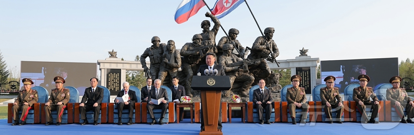 (평양 노동신문=뉴스1) = 북한 노동당 기관지 노동신문은 27일 "해외군사작전 전투위훈기념관 준공식이 26일 평양에서 진행됐다"며 참전 군인들의 공적과 희생을 기리는 기념관 건립 …