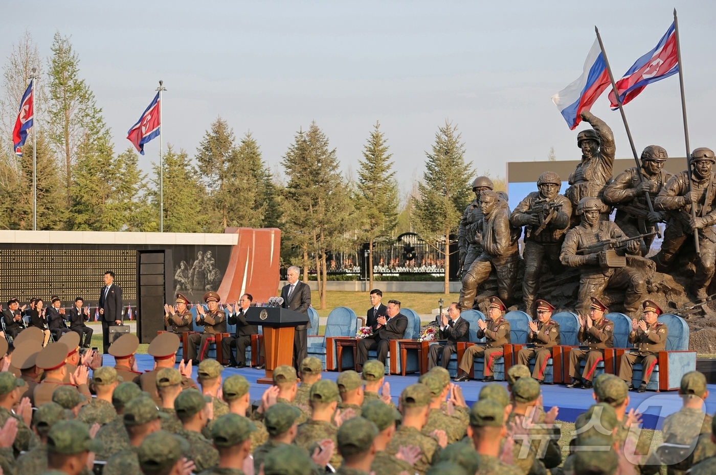 (평양 노동신문=뉴스1) = 북한 노동당 기관지 노동신문은 27일 "김정은 노동당 총비서가 26일 평양에서 진행된 해외군사작전 전투위훈기념관 준공식에서 연설했다"라고 보도했다. 러 …