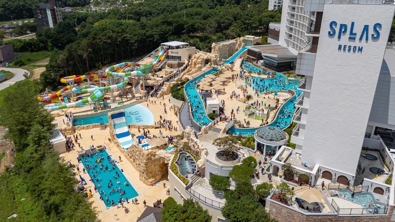 본문 이미지 - 5월 가정의 달을 앞두고 활기로 가득한 스플라스 리솜 워터파크 전경(호반호텔앤리조트 제공)