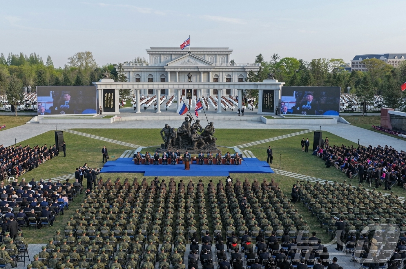 (평양 노동신문=뉴스1) = 북한 노동당 기관지 노동신문은 27일 "해외군사작전 전투위훈기념관 준공식이 26일 평양에서 진행됐다"라고 보도했다. 이 기념관은 러시아 파병군의 공적을 …