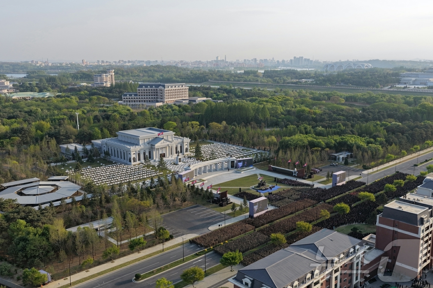 (평양 노동신문=뉴스1) = 북한 노동당 기관지 노동신문은 27일 "해외군사작전 전투위훈기념관 준공식이 26일 평양에서 진행됐다"라고 보도했다. 이 기념관은 러시아 파병군의 공적을 …