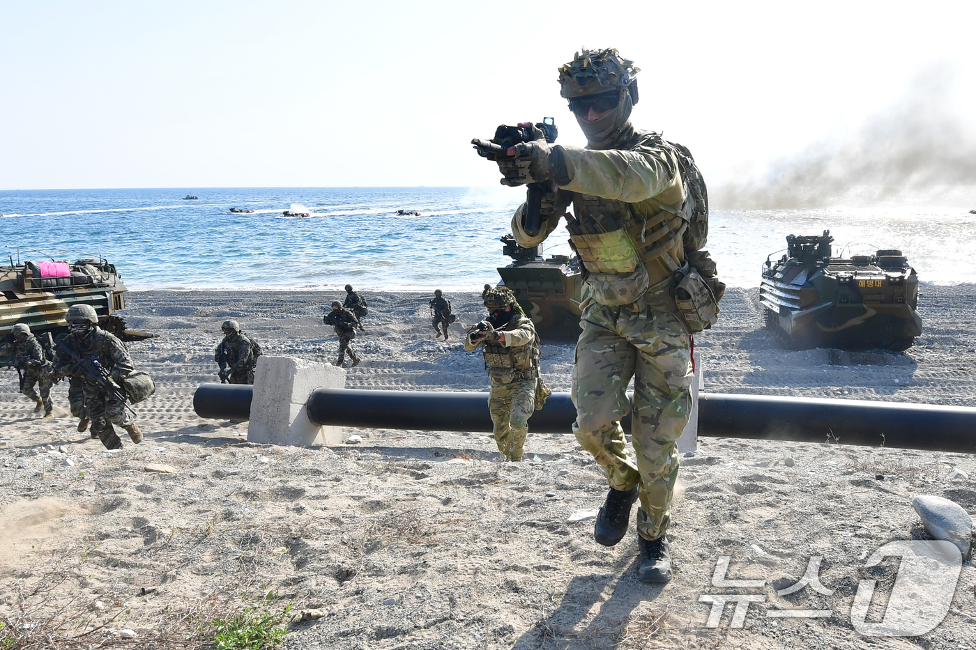 (포항=뉴스1) 최창호 기자 = 27일 오전 경북 포항시 송라면 해안에서 실시된 2026년 해병대 연합상륙훈련에서 해병대상륙돌격장갑차로 해안에 상륙한 뉴질랜드 육군이 가상의 적진을 …
