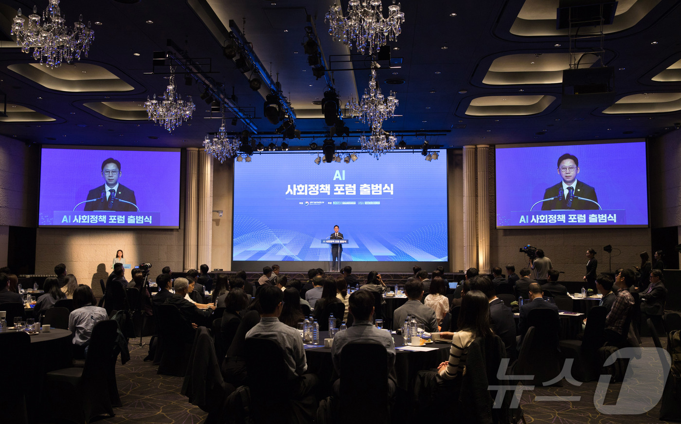 (서울=뉴스1) = 배경훈 부총리 겸 과학기술정보통신부 장관이 27일 오전 서울 서초구 엘타워에서 열린 'AI 사회정책 포럼 출범식' 에서 환영사를 하고 있다. (과학기술정보통신부 …