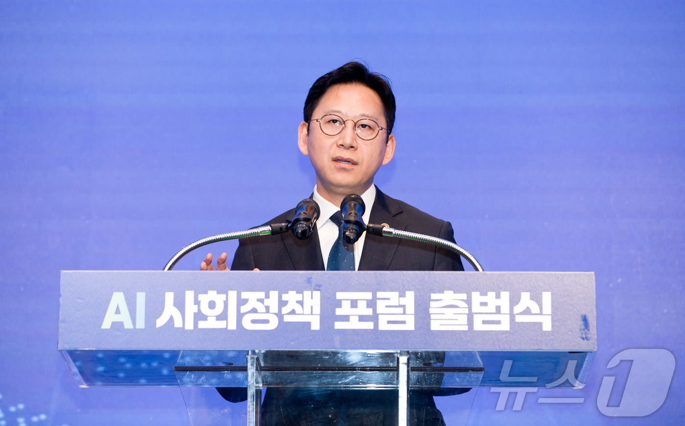 (서울=뉴스1) = 배경훈 부총리 겸 과학기술정보통신부 장관이 27일 오전 서울 서초구 엘타워에서 열린 'AI 사회정책 포럼 출범식' 에서 환영사를 하고 있다. (과학기술정보통신부 …