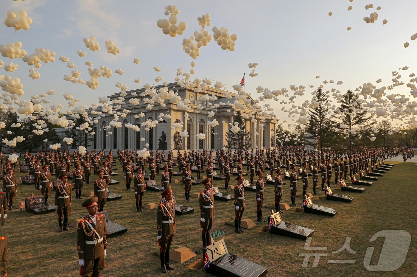 (평양 노동신문=뉴스1) = 북한 노동당 기관지 노동신문은 27일 "김정은 노동당 총비서가 26일 평양에서 진행된 해외군사작전 전투위훈기념관 준공식 연설에서 참전 군인들의 희생과 …