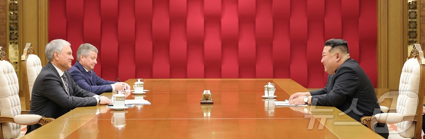 (평양 노동신문=뉴스1) = 북한 노동당 기관지 노동신문은 27일 "조선노동당 총비서이시며 조선민주주의인민공화국 국무위원장이신 경애하는 김정은 동지께서 4월 26일 해외군사작전 전 …