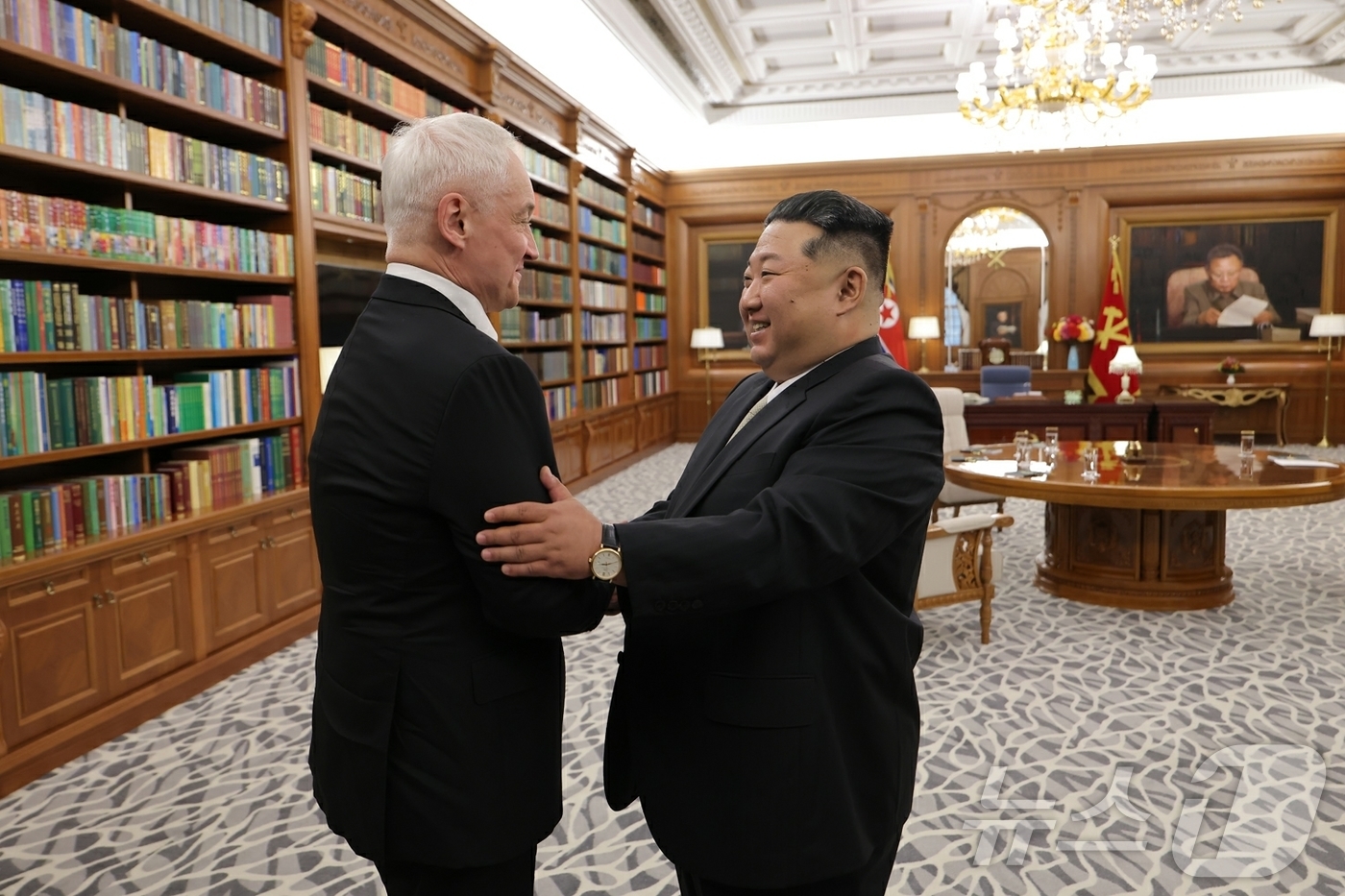 (평양 노동신문=뉴스1) = 북한 노동당 기관지 노동신문은 27일 김정은 당 총비서가 안드레이 벨로우소프 러시아 국방부 장관을 만났다고 보고했다. 벨로우소프 장관은 '쿠르스크 해방 …