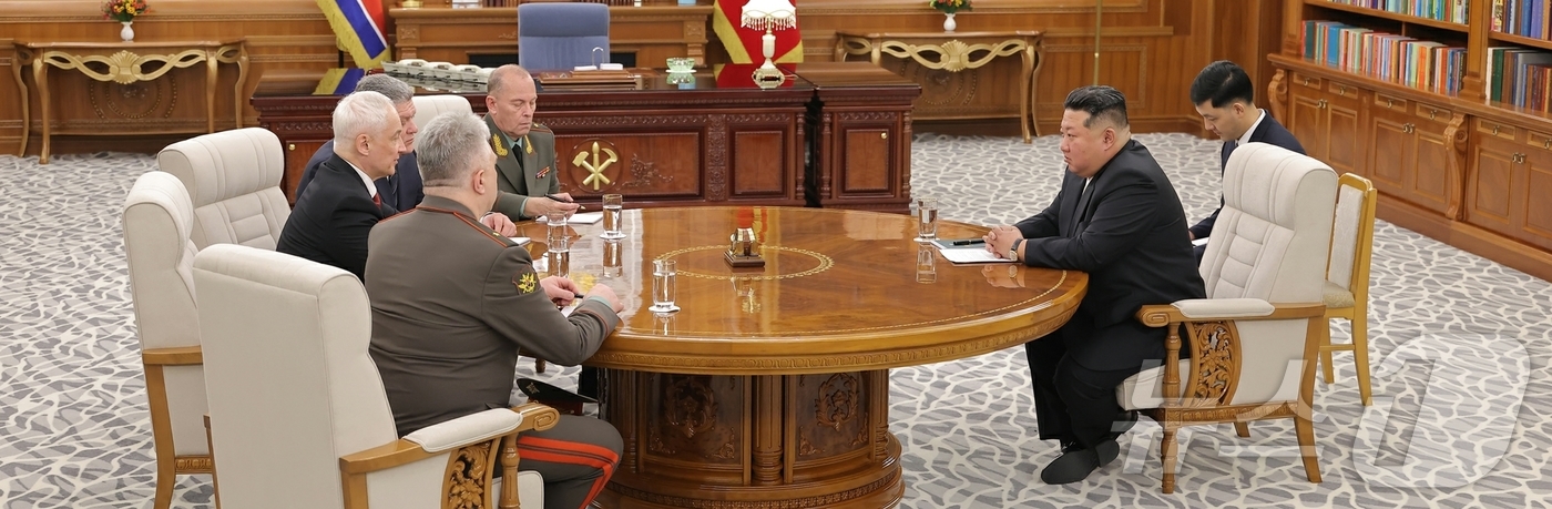 (평양 노동신문=뉴스1) = 북한 노동당 기관지 노동신문은 27일 김정은 당 총비서가 안드레이 벨로우소프 러시아 국방부 장관을 만났다고 보고했다. 벨로우소프 장관은 '쿠르스크 해방 …