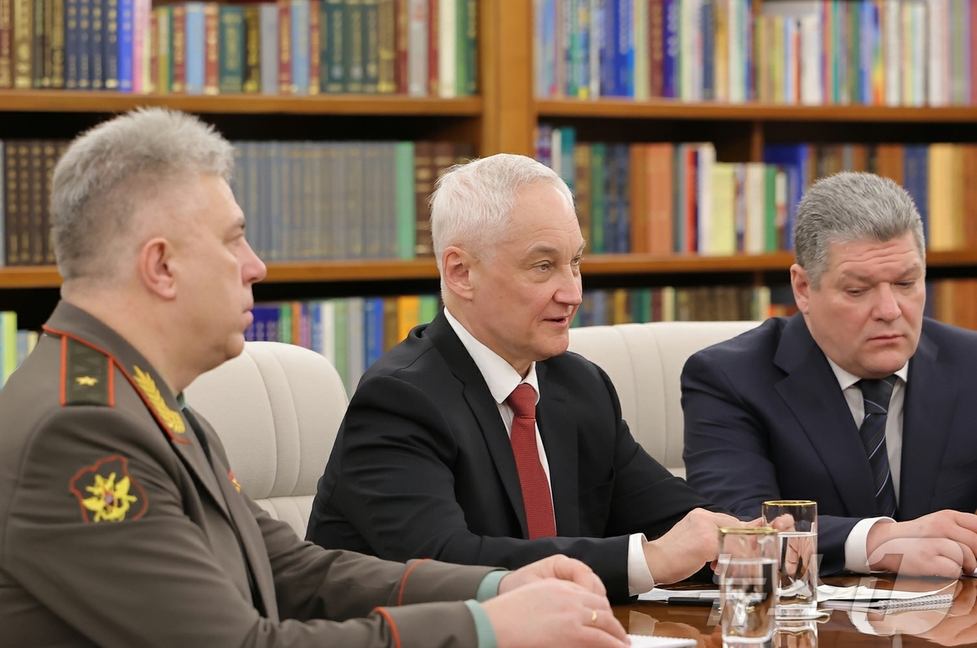 (평양 노동신문=뉴스1) = 북한 노동당 기관지 노동신문은 27일 김정은 당 총비서가 안드레이 벨로우소프 러시아 국방부 장관을 만났다고 보고했다. 벨로우소프 장관은 '쿠르스크 해방 …