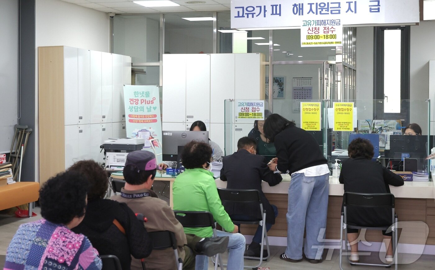 본문 이미지 - 고유가 피해지원금 신청 첫날인 27일 전북 완주군 삼례읍행정복지센터에서 주민들이 접수를 위해 대기하고 있다. 2026.4.27 ⓒ 뉴스1 유경석 기자