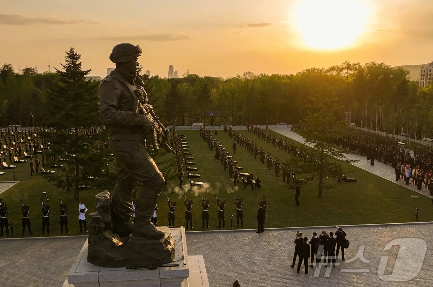 (평양 노동신문=뉴스1) = 북한 노동당 기관지 노동신문은 27일 "김정은 노동당 총비서가 26일 평양에서 진행된 해외군사작전 전투위훈기념관 준공식 연설에서 참전 군인들의 희생과 …
