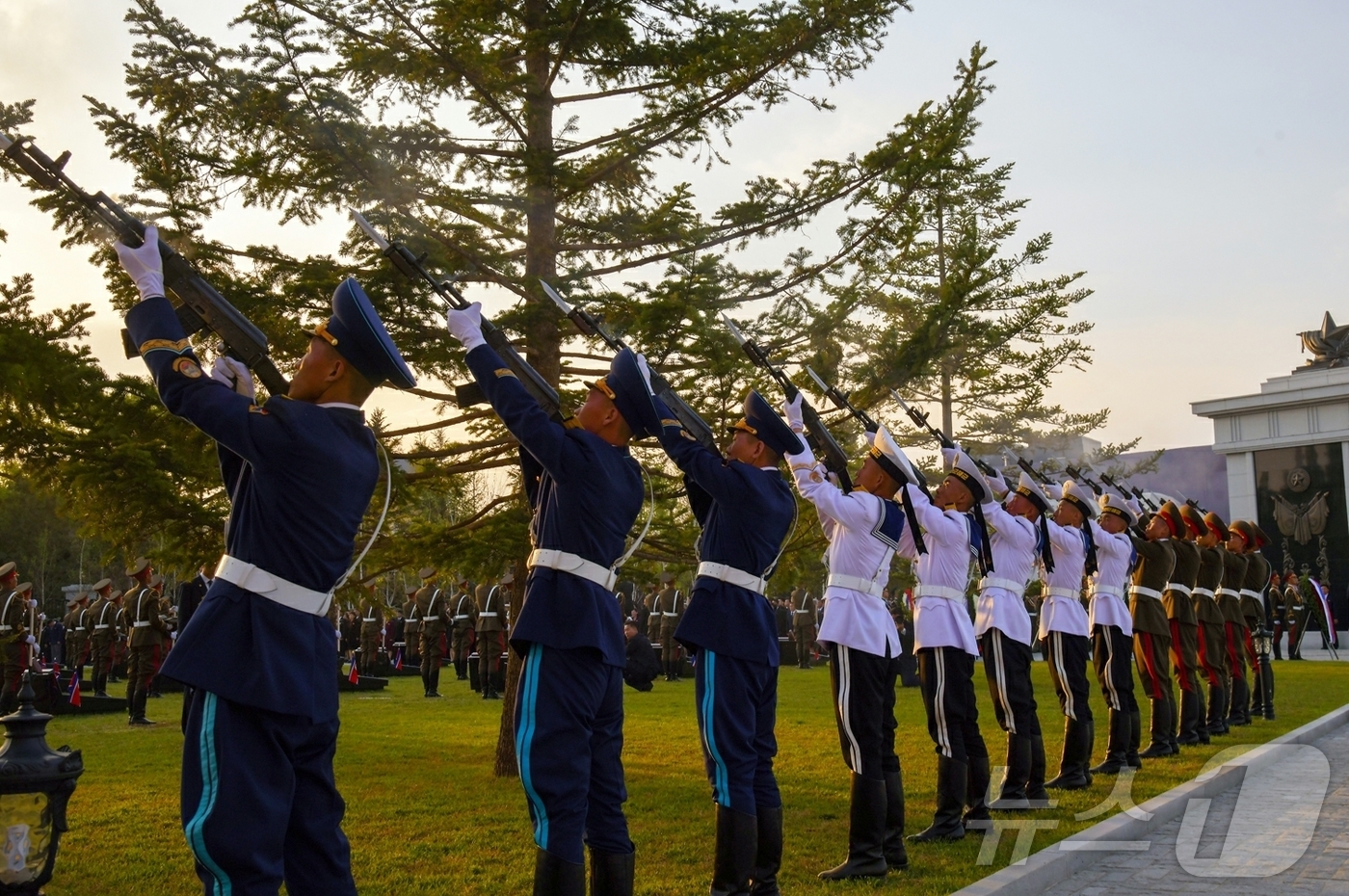 (평양 노동신문=뉴스1) = 북한 노동당 기관지 노동신문은 27일 "김정은 노동당 총비서가 26일 평양에서 진행된 해외군사작전 전투위훈기념관 준공식 연설에서 참전 군인들의 희생과 …