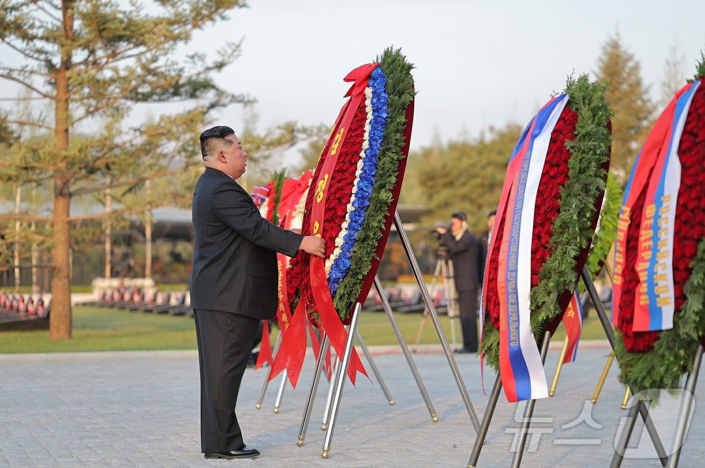(평양 노동신문=뉴스1) = 북한 노동당 기관지 노동신문은 27일 "김정은 노동당 총비서가 26일 평양에서 진행된 해외군사작전 전투위훈기념관 준공식 연설에서 참전 군인들의 희생과 …
