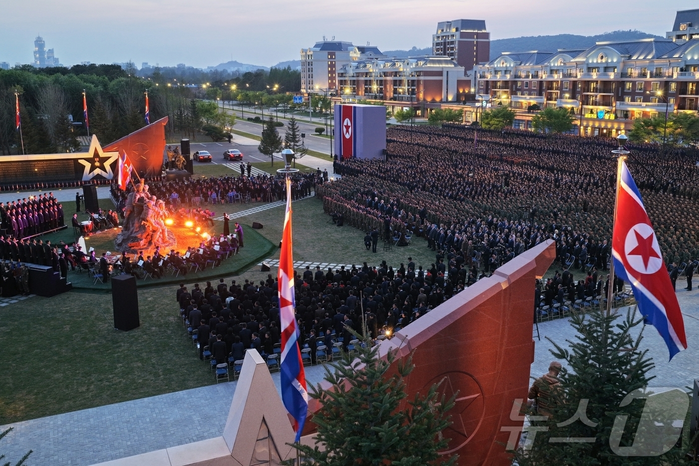 (평양 노동신문=뉴스1) = 북한 노동당 기관지 노동신문은 27일 참전 군인들을 위한 추모 음악회 '조국의 별들'이 4월 26일 저녁 해외군사작전 전투위훈기념관 야외에서 진행됐다고 …