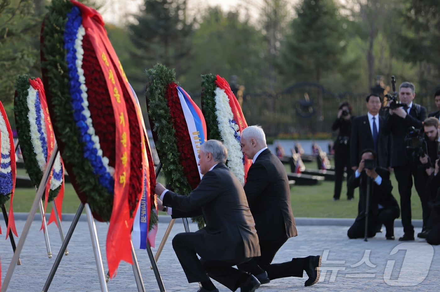 (평양 노동신문=뉴스1) = 북한 노동당 기관지 노동신문은 27일 "김정은 노동당 총비서와 블라디미르 콜로콜체프 장관이 이끄는 러시아 내무부 대표단이 26일 평양에서 진행된  해외 …