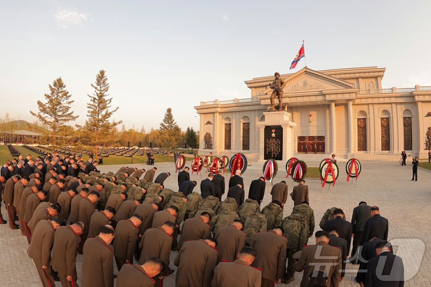 (평양 노동신문=뉴스1) = 북한 노동당 기관지 노동신문은 27일 "김정은 노동당 총비서와 블라디미르 콜로콜체프 장관이 이끄는 러시아 내무부 대표단이 26일 평양에서 진행된  해외 …