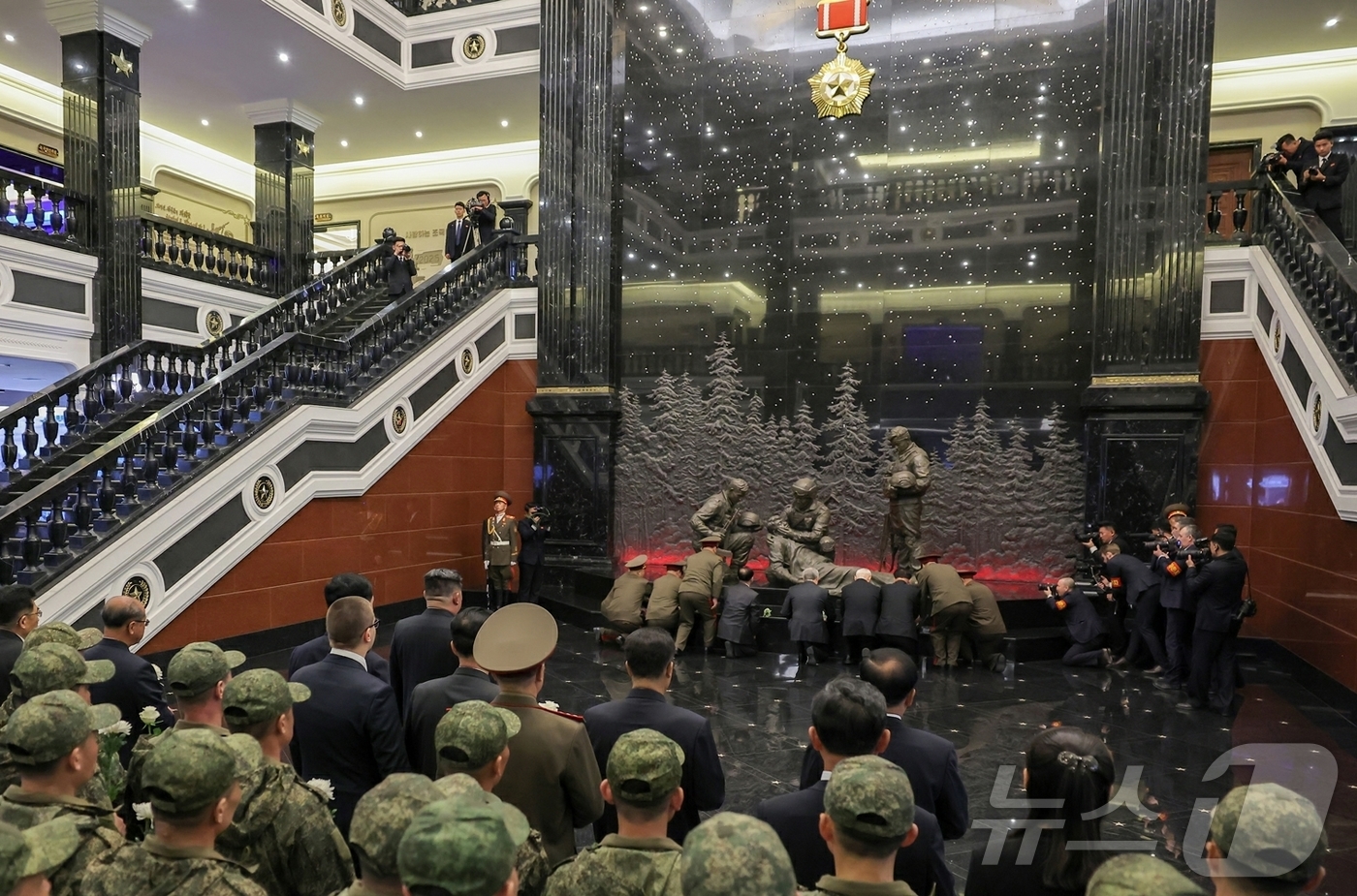 (평양 노동신문=뉴스1) = 북한 노동당 기관지 노동신문은 27일 "김정은 노동당 총비서와 블라디미르 콜로콜체프 장관이 이끄는 러시아 내무부 대표단이 26일 평양에서 진행된  해외 …