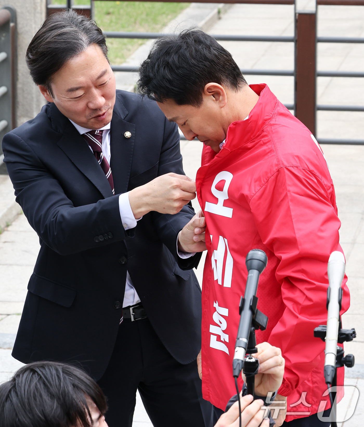 (서울=뉴스1) 최지환 기자 = 6.3 지방선거 서울시장 예비후보자 등록을 마친 오세훈 국민의힘 후보가 27일 서울 종로구 보신각 앞에서 기자회견을 앞두고 후보복을 착용하고 있다. …