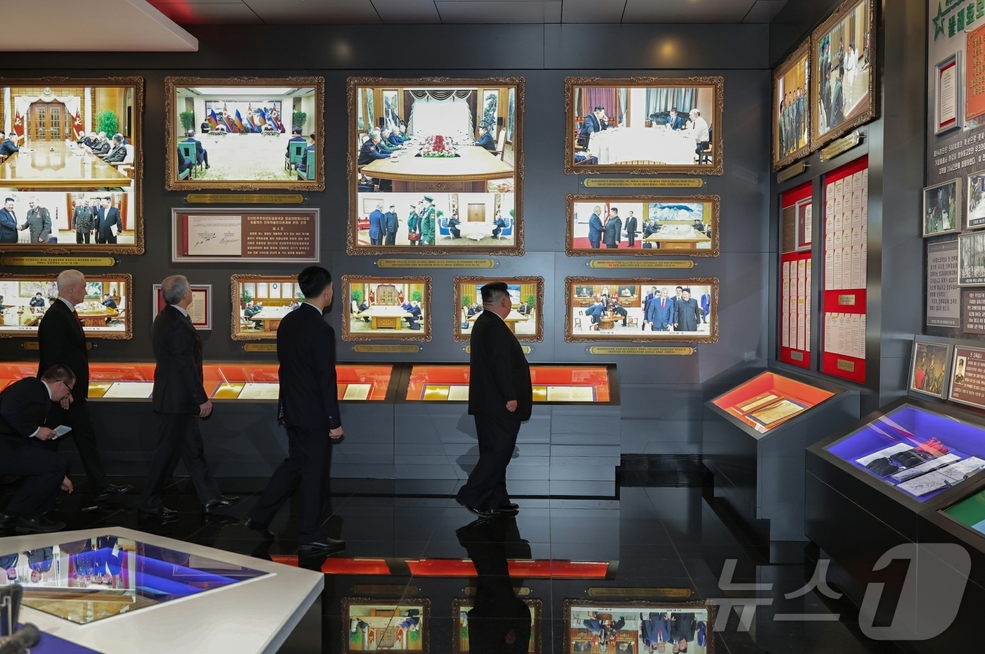 (평양 노동신문=뉴스1) = 북한 노동당 기관지 노동신문은 27일 김정은 당 총비서가 러시아 대표단과 러시아 파병군을 기리기 위해 건설한 해외군사작전 전투위훈기념관을 찾아 전사자들 …