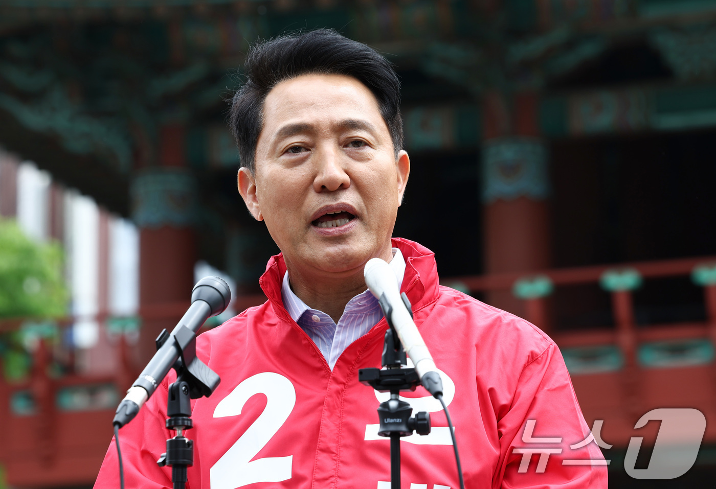 (서울=뉴스1) 최지환 기자 = 6.3 지방선거 서울시장 예비후보자 등록을 마친 오세훈 국민의힘 후보가 27일 서울 종로구 보신각 앞에서 기자회견을 하고 있다. 2026.4.27/ …