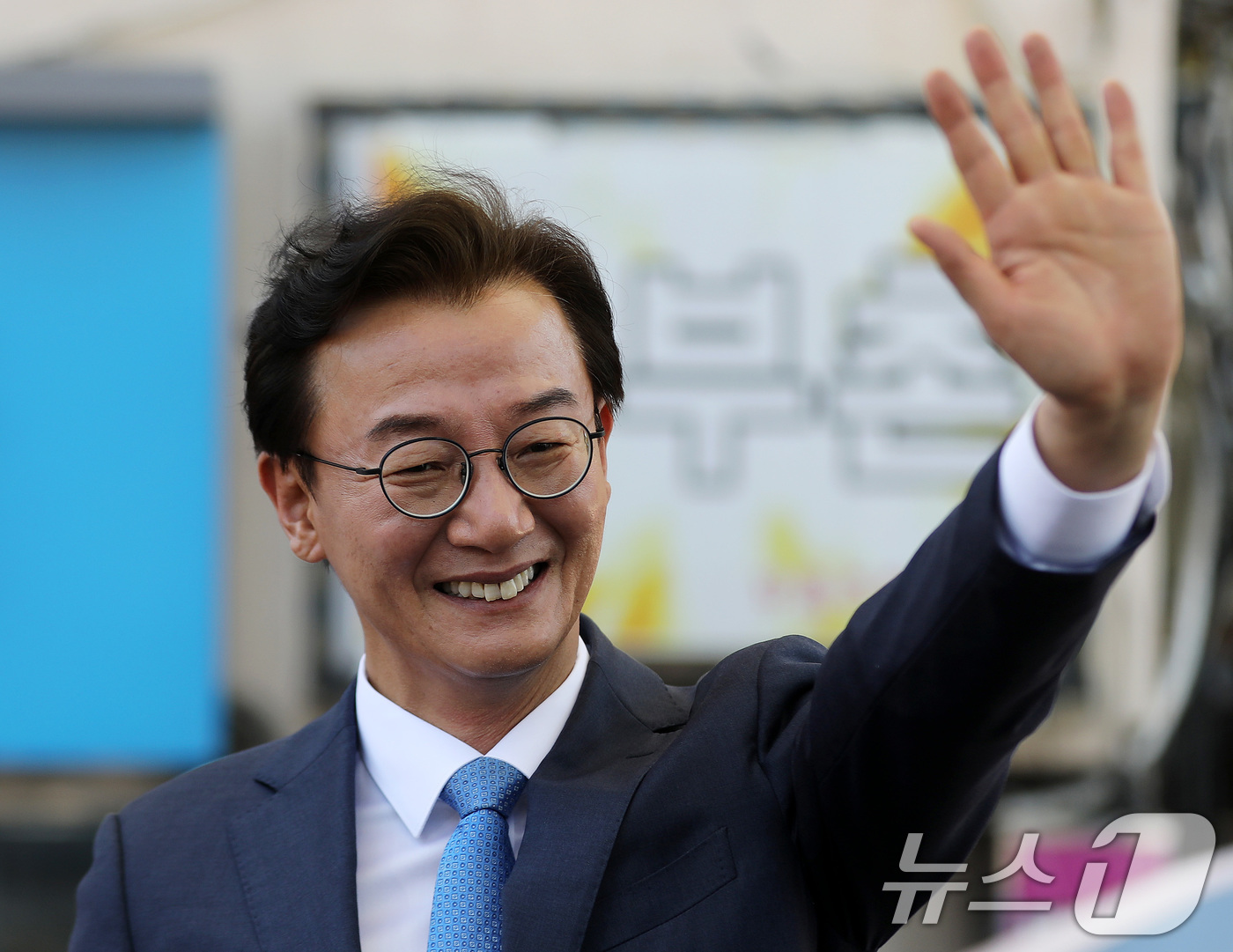 (부산=뉴스1) 윤일지 기자 = 전재수 더불어민주당 부산시장 후보가 27일 오후 부산 북구 구포시장에서 열린 '북구 주민 감사 인사' 행사에서 상인 및 주민들에게 손을 흔들고 있다 …