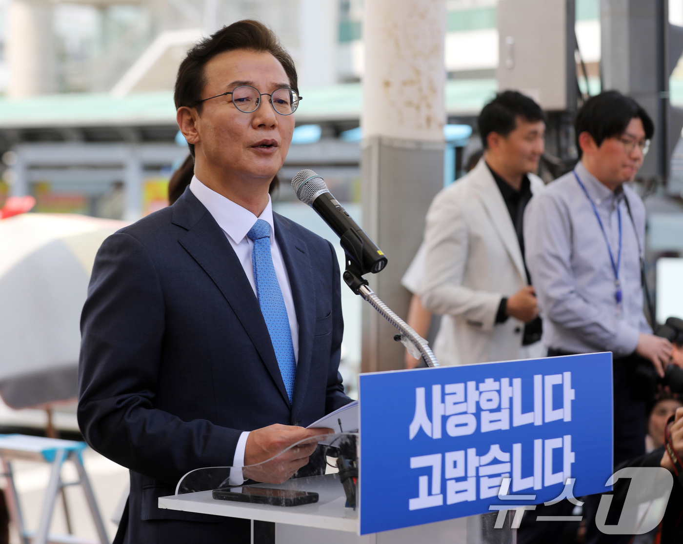 (부산=뉴스1) 윤일지 기자 = 전재수 더불어민주당 부산시장 후보가 27일 오후 부산 북구 구포시장에서 열린 '북구 주민 감사 인사' 행사에서 감사 편지를 낭독하고 있다. 2026 …