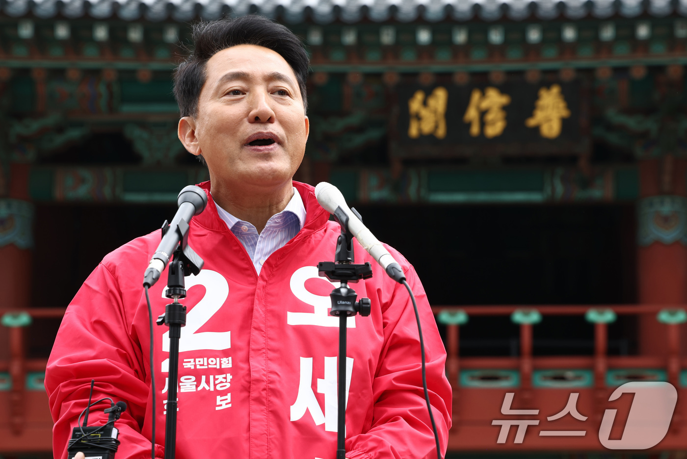 (서울=뉴스1) 최지환 기자 = 6.3 지방선거 서울시장 예비후보자 등록을 마친 오세훈 국민의힘 후보가 27일 서울 종로구 보신각 앞에서 기자회견을 하고 있다. 2026.4.27/ …