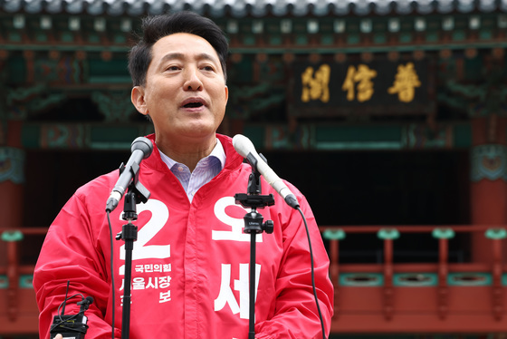 보신각 앞에서 출마 관련 입장 밝히는 오세훈