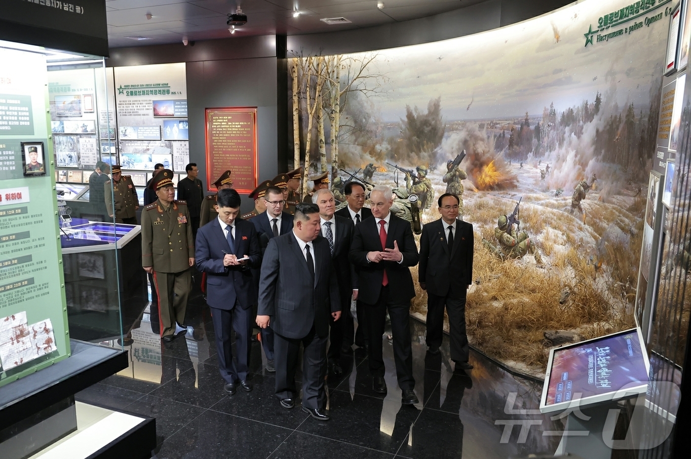 (평양 노동신문=뉴스1) = 북한 노동당 기관지 노동신문은 27일 김정은 당 총비서가 러시아 대표단과 러시아 파병군을 기리기 위해 건설한 해외군사작전 전투위훈기념관을 찾아 전사자들 …