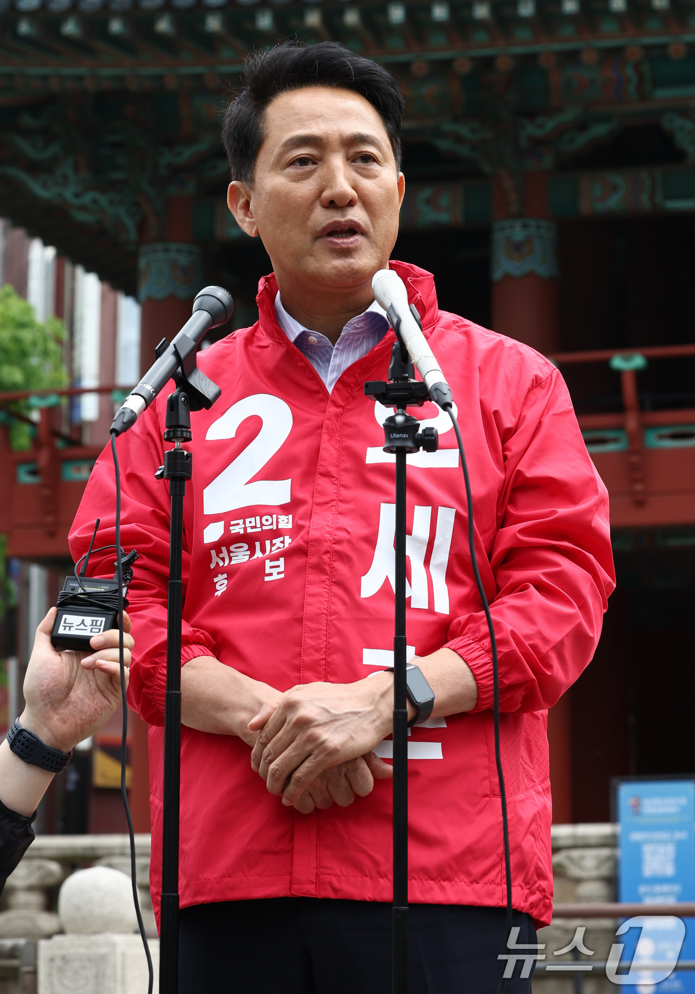 (서울=뉴스1) 최지환 기자 = 6.3 지방선거 서울시장 예비후보자 등록을 마친 오세훈 국민의힘 후보가 27일 서울 종로구 보신각 앞에서 출마 기자회견을 하고 있다. 2026.4. …