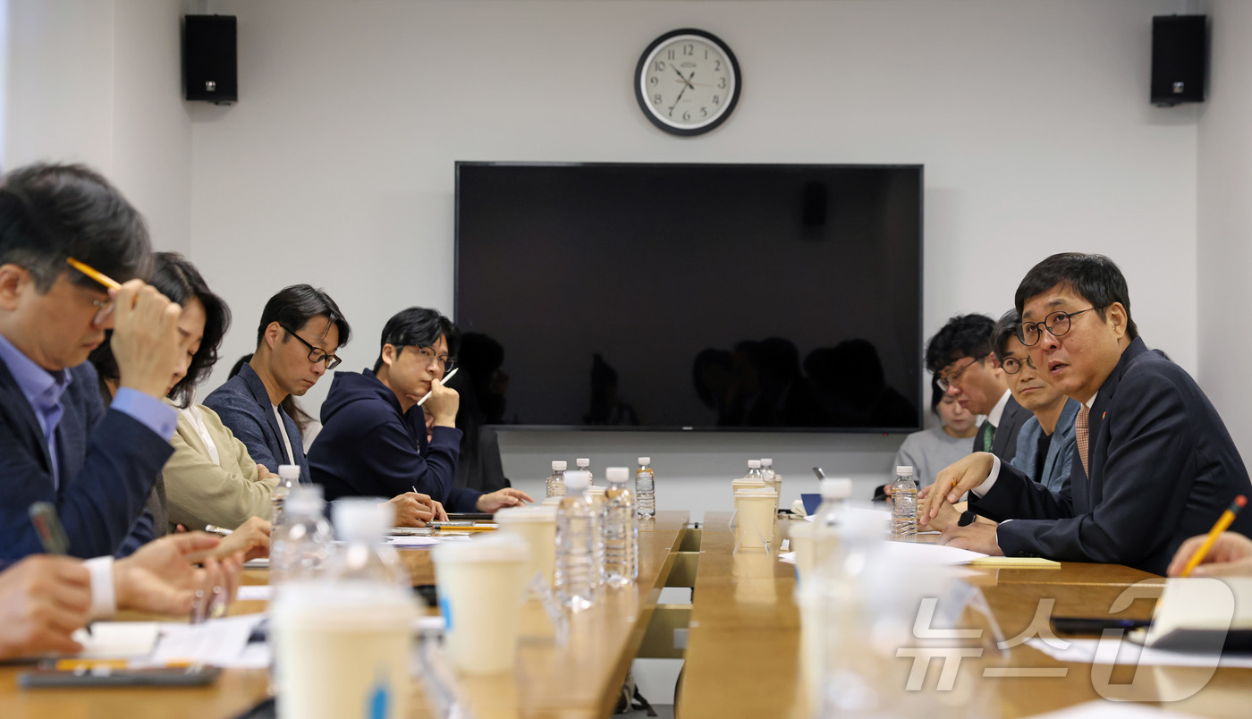 (서울=뉴스1) = 최휘영 문화체육관광부 장관이 27일 서울 종로구의 한 식당에서 열린 문화예술정책자문위원회 출판 분과 제2차 회의에서 출판 분야 향후 정책 방향을 논의하고 있다. …