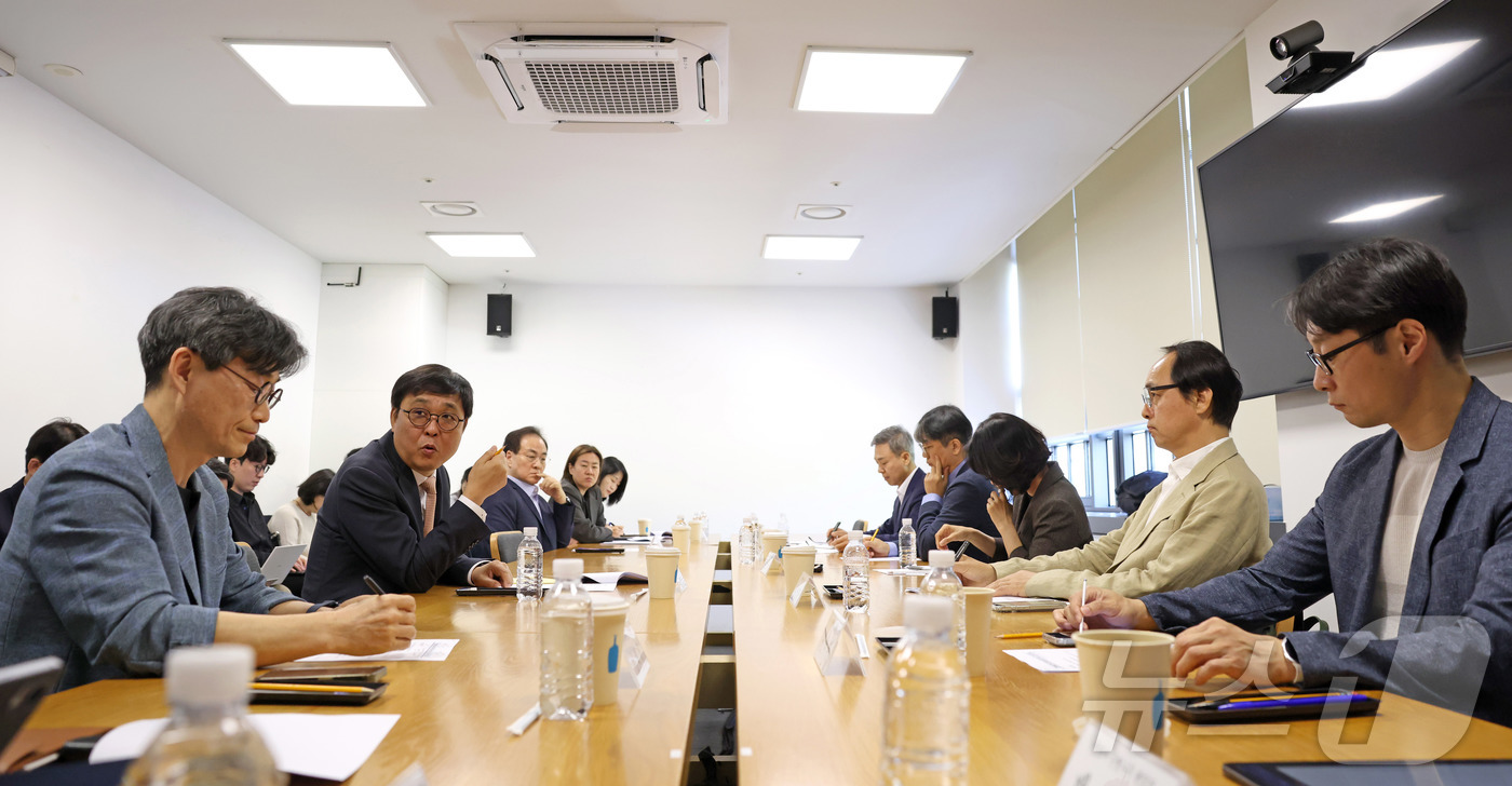 (서울=뉴스1) = 최휘영 문화체육관광부 장관이 27일 서울 종로구의 한 식당에서 열린 문화예술정책자문위원회 출판 분과 제2차 회의에서 출판 분야 향후 정책 방향을 논의하고 있다. …