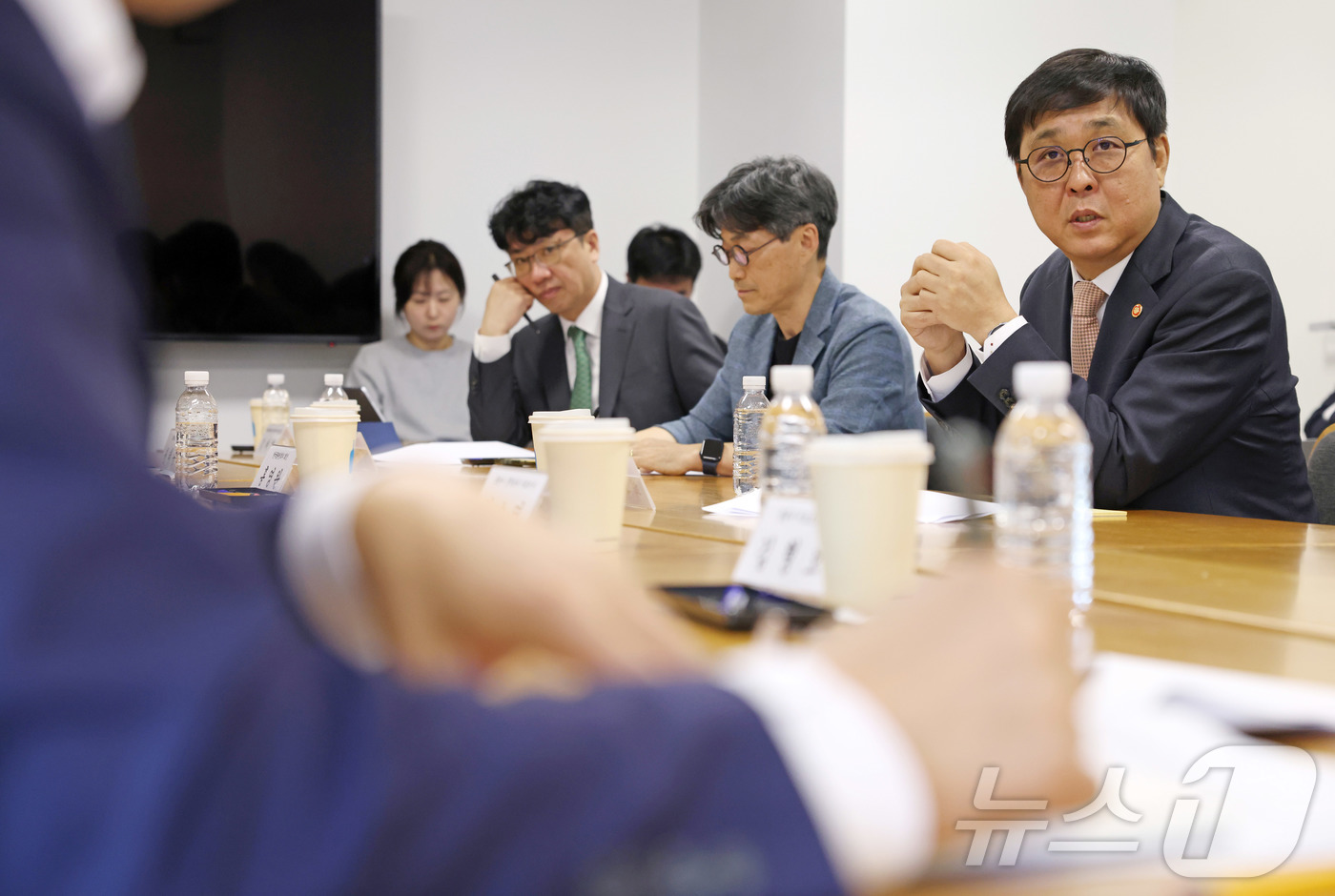 (서울=뉴스1) = 최휘영 문화체육관광부 장관이 27일 서울 종로구의 한 식당에서 열린 문화예술정책자문위원회 출판 분과 제2차 회의에서 출판 분야 향후 정책 방향을 논의하고 있다. …