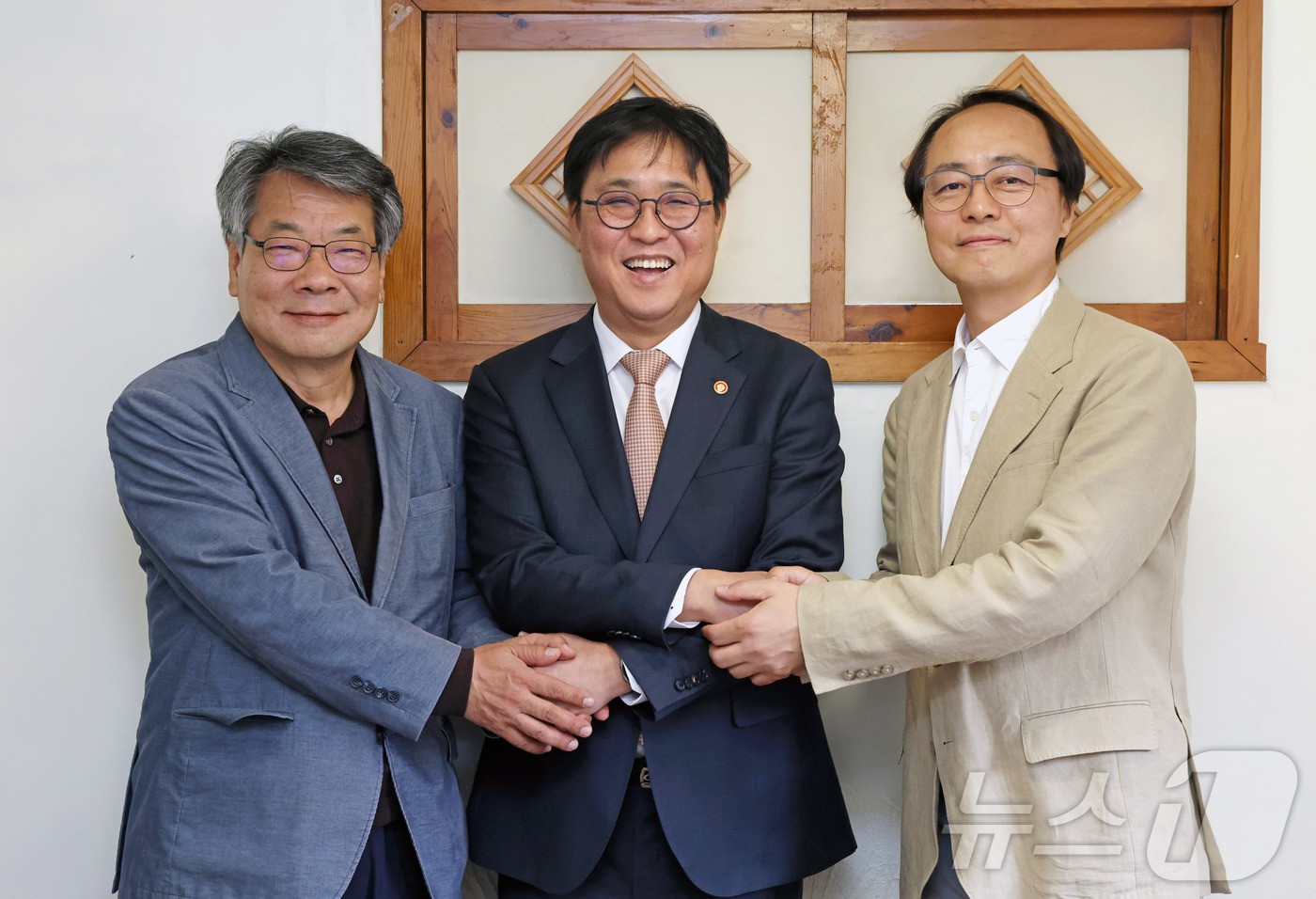 (서울=뉴스1) = 최휘영 문화체육관광부 장관이 27일 서울 종로구의 한 식당에서 김태헌 대한출판문화협회 회장과 홍영완 한국출판인회의 회장과 기념 촬영을 하고 있다. (문화체육관광 …