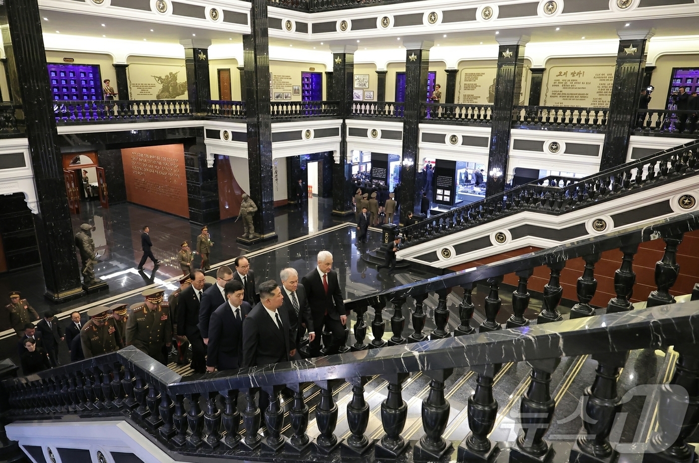 (평양 노동신문=뉴스1) = 북한 노동당 기관지 노동신문은 27일 김정은 당 총비서가 러시아 대표단과 러시아 파병군을 기리기 위해 건설한 해외군사작전 전투위훈기념관을 찾아 전사자들 …