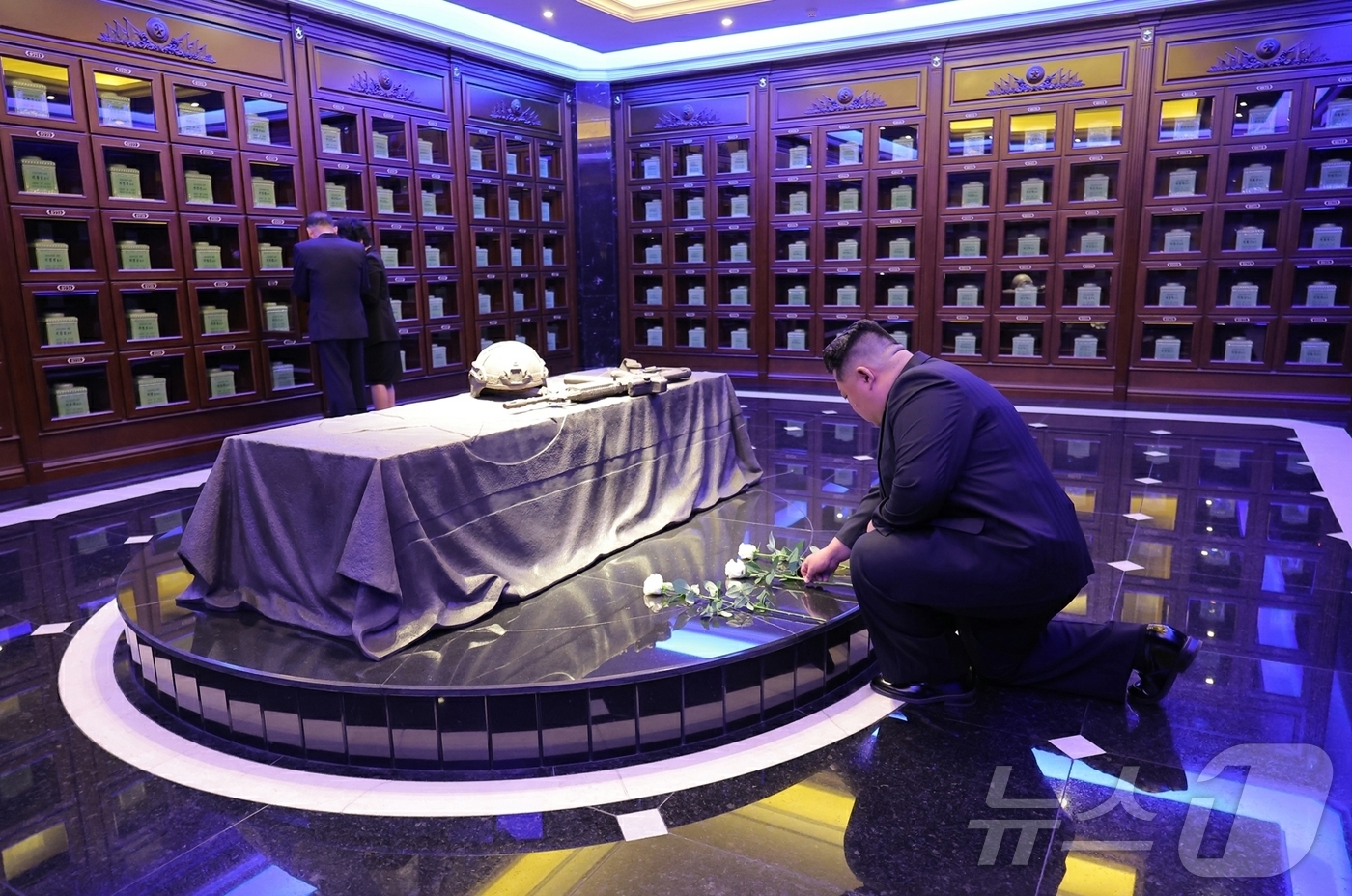 (평양 노동신문=뉴스1) = 북한 노동당 기관지 노동신문은 27일 김정은 당 총비서가 러시아 대표단과 러시아 파병군을 기리기 위해 건설한 해외군사작전 전투위훈기념관을 찾아 전사자들 …