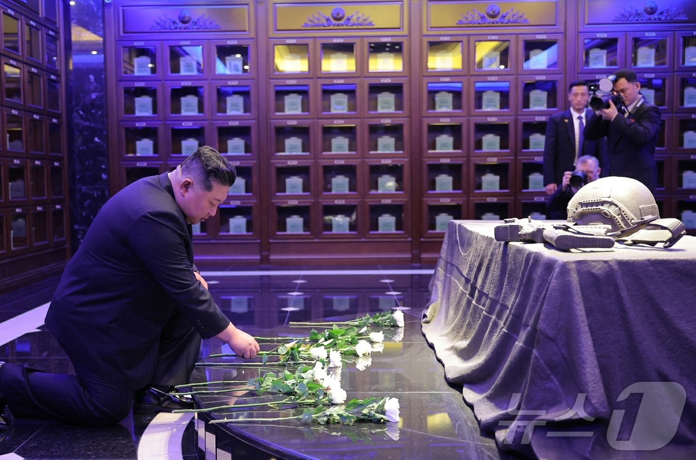 (평양 노동신문=뉴스1) = 북한 노동당 기관지 노동신문은 27일 김정은 당 총비서가 러시아 대표단과 러시아 파병군을 기리기 위해 건설한 해외군사작전 전투위훈기념관을 찾아 전사자들 …