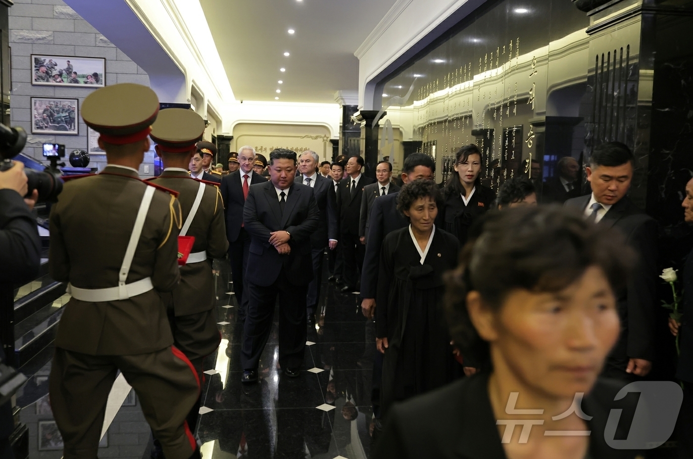 (평양 노동신문=뉴스1) = 북한 노동당 기관지 노동신문은 27일 김정은 당 총비서가 러시아 대표단과 러시아 파병군을 기리기 위해 건설한 해외군사작전 전투위훈기념관을 찾아 전사자들 …