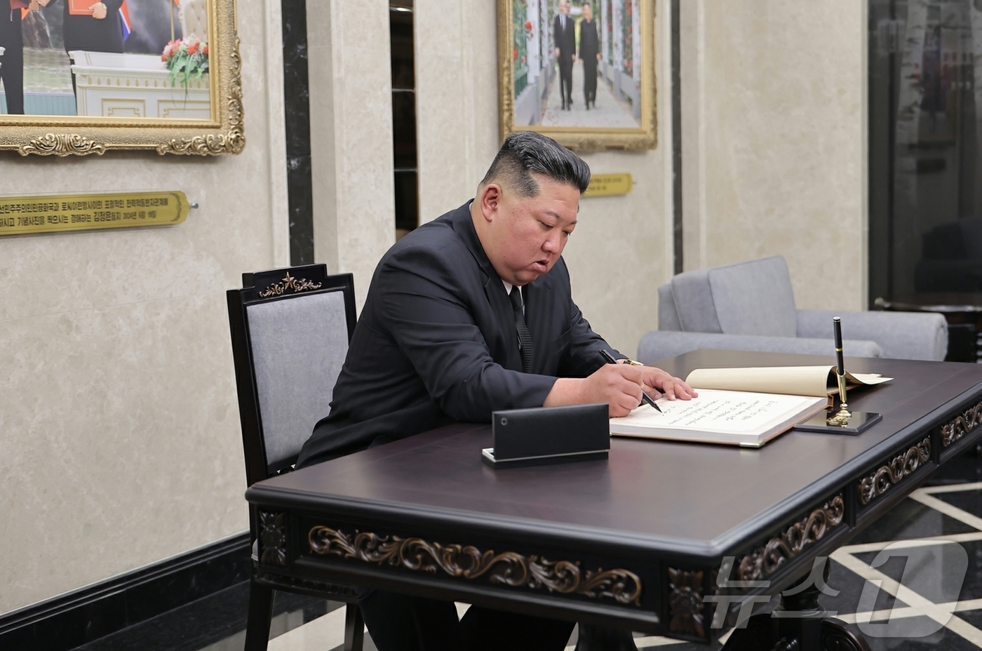 (평양 노동신문=뉴스1) = 북한 노동당 기관지 노동신문은 27일 김정은 노동당 총비서가 26일 평양 해외군사작전 전투위훈기념관을 방문해 "품고 싸운 그 흙에 생은 묻히더라도, 지 …