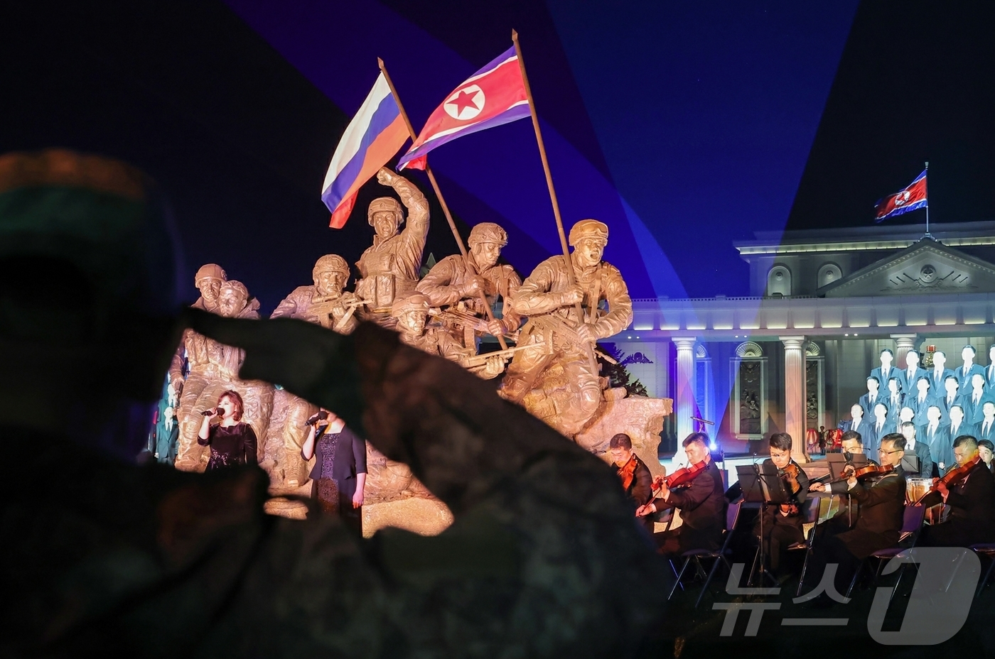 (평양 노동신문=뉴스1) = 북한 노동당 기관지 노동신문은 27일 러시아 파병 군인들을 위한 추모 음악회 '조국의 별들'이 4월 26일 저녁 해외군사작전 전투위훈기념관 야외에서 진 …