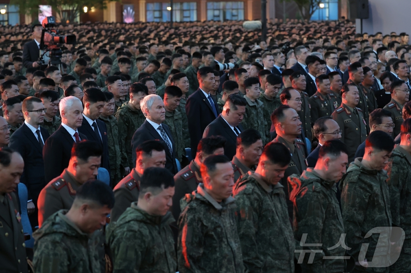 (평양 노동신문=뉴스1) = 북한 노동당 기관지 노동신문은 27일 러시아 파병 군인들을 위한 추모 음악회 '조국의 별들'이 4월 26일 저녁 해외군사작전 전투위훈기념관 야외에서 진 …